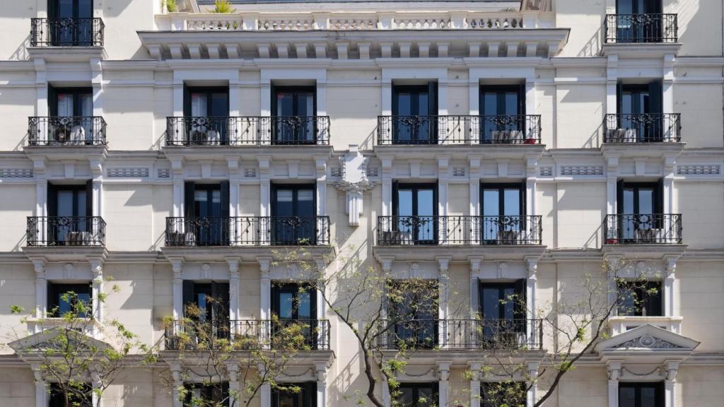 La fachada de unos apartamentos.