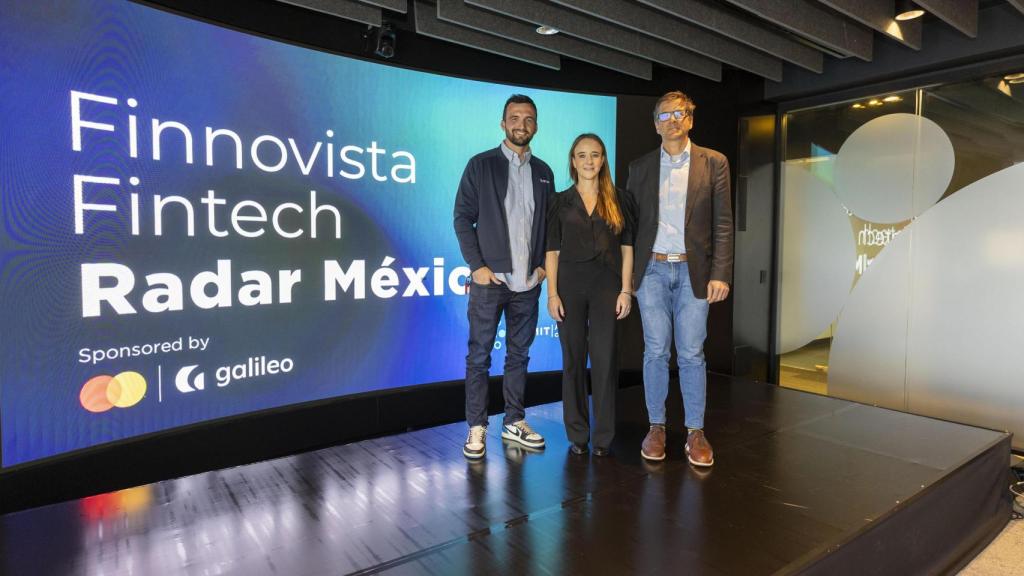 Tory Jackson, de Galileo (izquierda); Mariana Casar, de Mastercard México, y Fermín Bueno, de Finnovista y co-fundador de Finnosummit  (derecha).