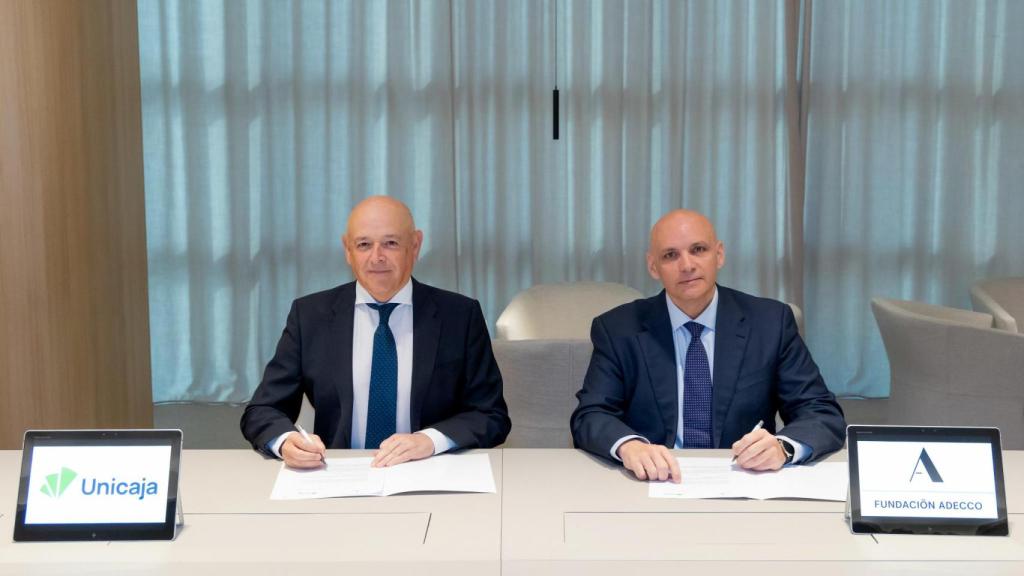 El director de Comunicación e Imagen de Unicaja, Fernando Ríos, y el director regional de la Fundación Adecco en Andalucía Oriental, Miguel Ángel de Pedro.