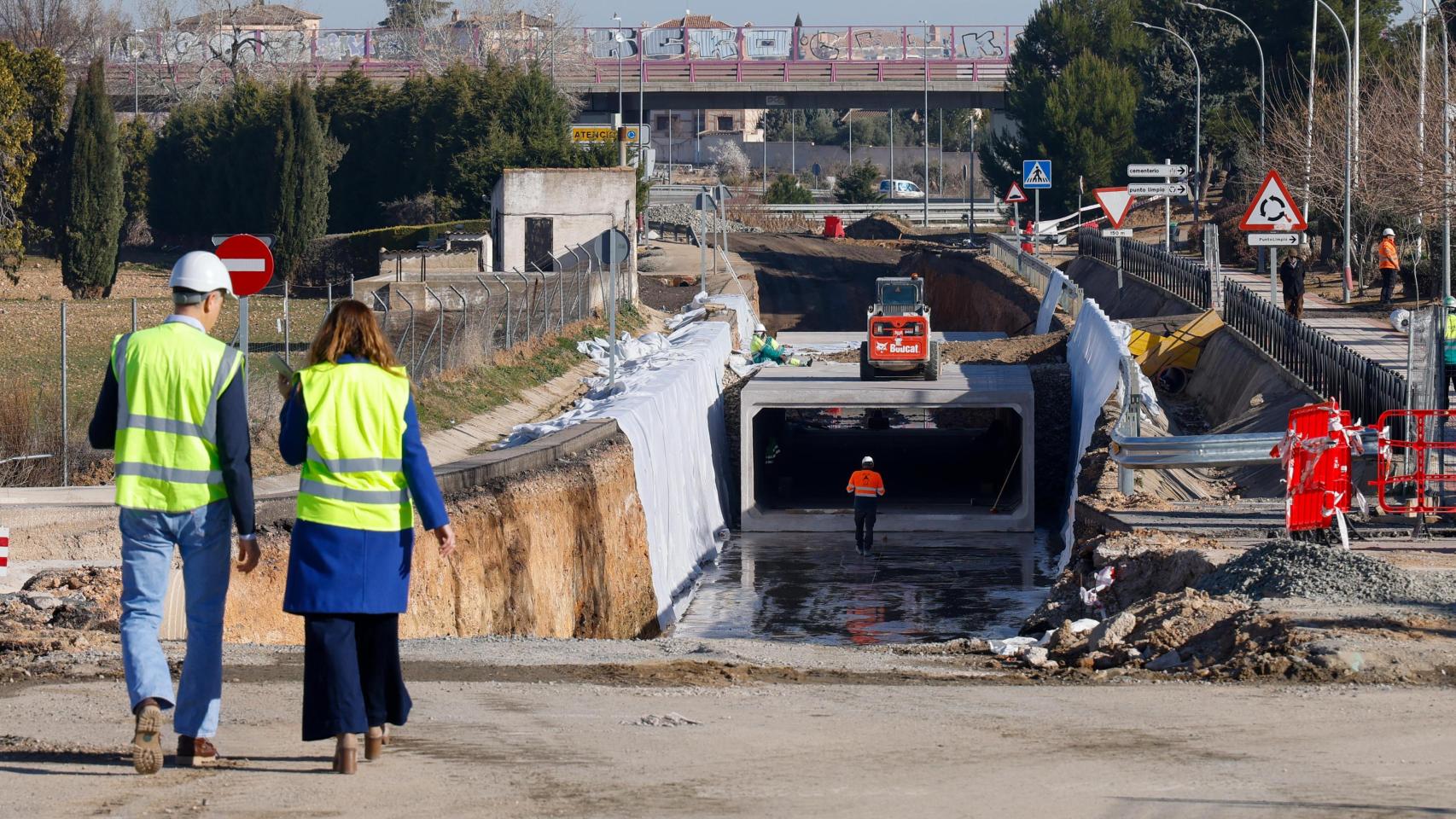 Técnicos y operarios supervisan la instalación de los nuevos marcos de hormigón que forman la canalización del arroyo.