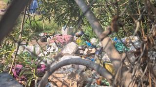 Vertidos ilegales y chabolas en la entrada sur de Alicante, en los terrenos de Adif.