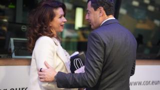 El presidente de la Junta de Andalucía, Juanma Moreno, y la presidenta del Comité de las Regiones, Kata Tütto.