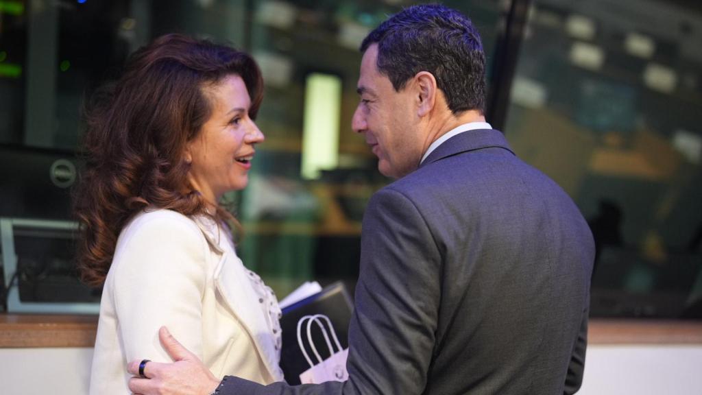 El presidente de la Junta de Andalucía, Juanma Moreno, y la presidenta del Comité de las Regiones, Kata Tütto.