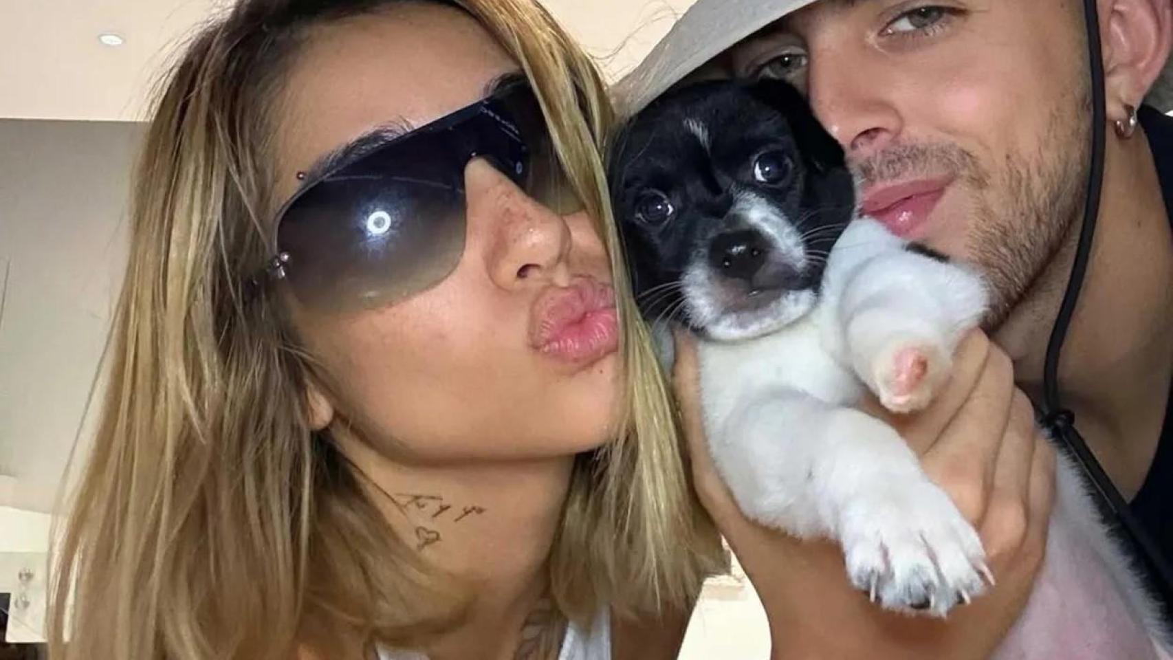 María Becerra, cantante, con su pareja y su perro.