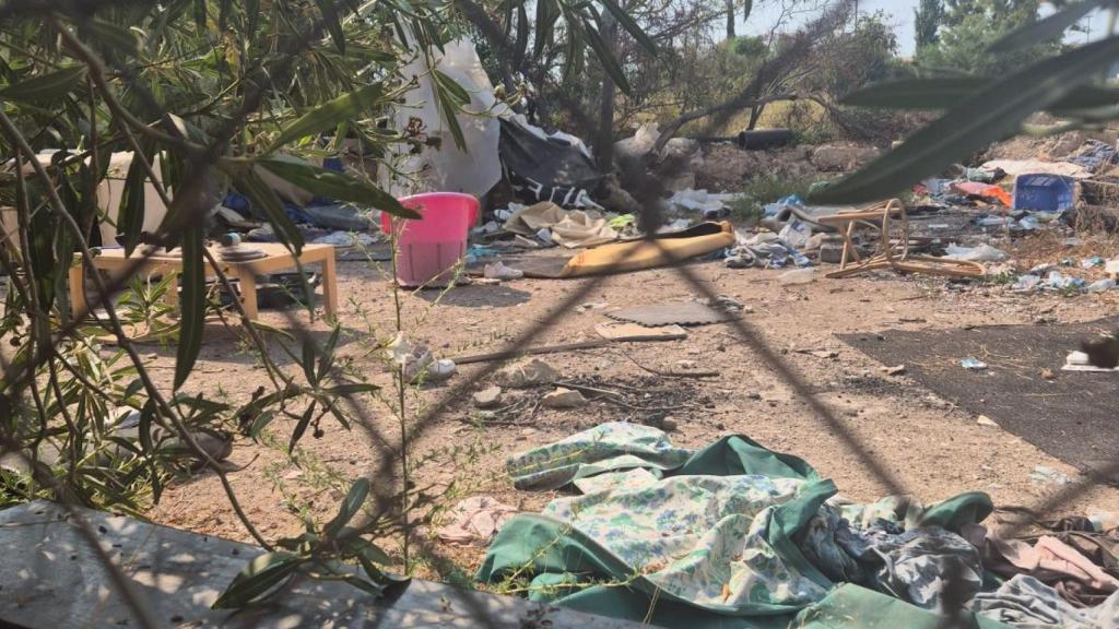 Asentamiento ilegal en las vías muertas de Adif en Alicante.