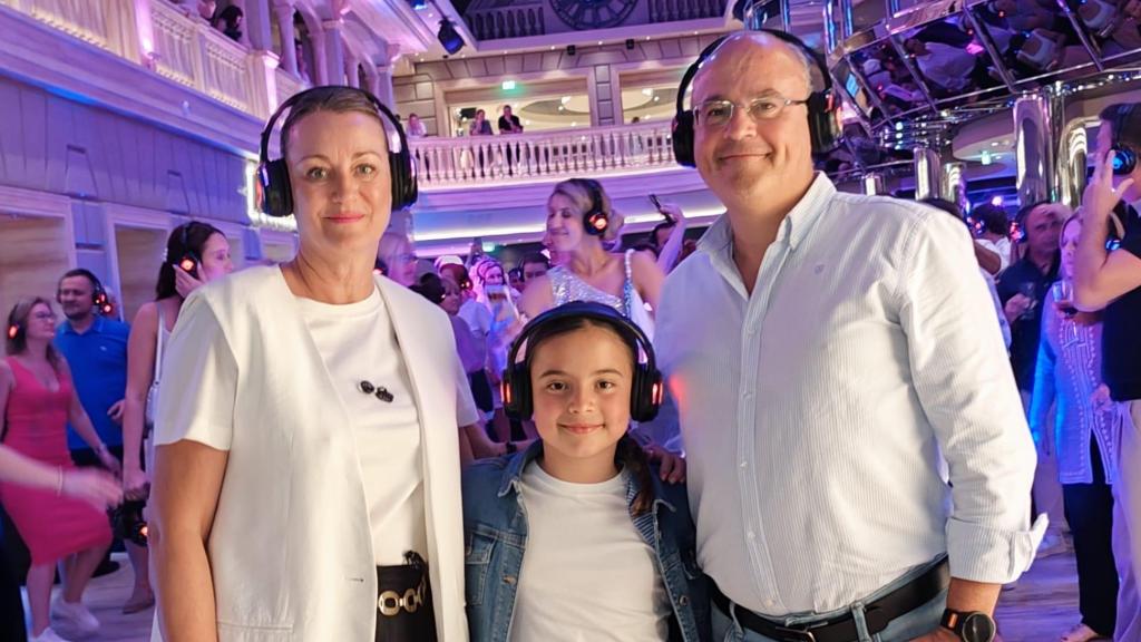 Oscar junto a su familia en el barco