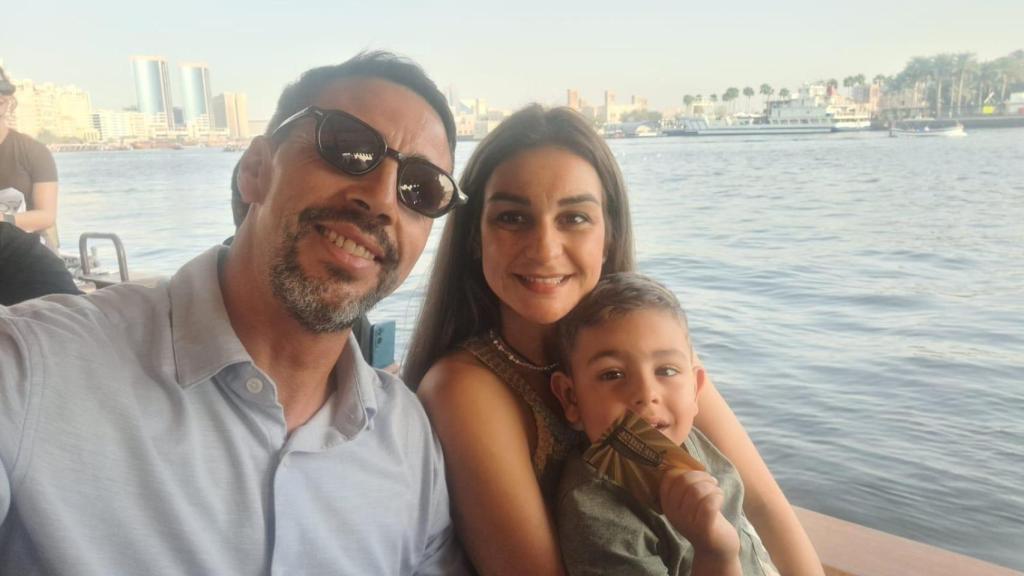 Rosa junto a su familia en el barco