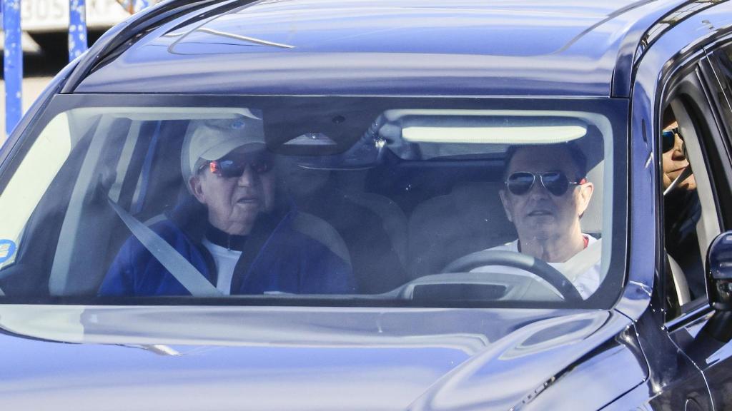 Juan Carlos con Pedro Campos, en una de sus visitas a Sanxenxo.
