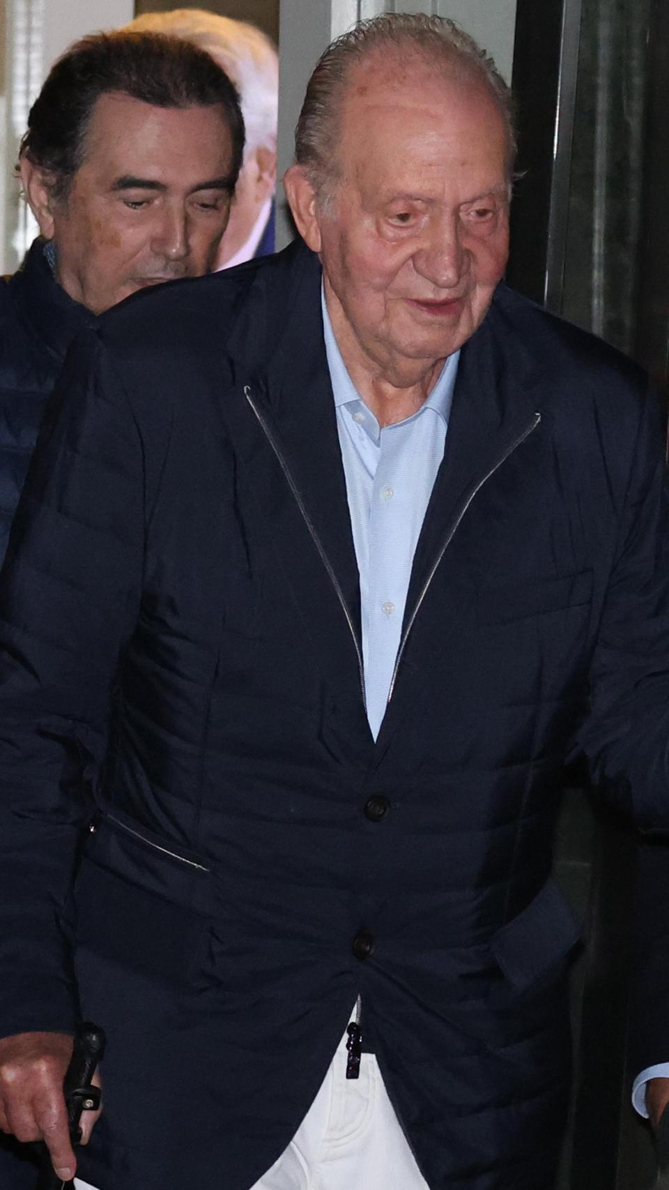 Juan Carlos con Pedro Campos -detrás- saliendo de un restaurante en Sanxenxo.