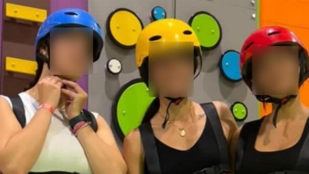 El desplome de la pasarela de la zona costera de El Bocal (Santander), acabó con la vida de cinco jóvenes. En la imagen, de izquierda a derecha, se muestra a Elena Sirgu, la joven desaparecida; Ainara Rodrgíuez, ingresada en la UCI en Santander, y Lluna, fallecida.