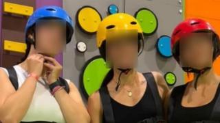 El desplome de la pasarela de la zona costera de El Bocal (Santander), acabó con la vida de cinco jóvenes. En la imagen, de izquierda a derecha, se muestra a Elena Sirgu, la joven desaparecida; Ainara Rodrgíuez, ingresada en la UCI en Santander, y Lluna, fallecida.