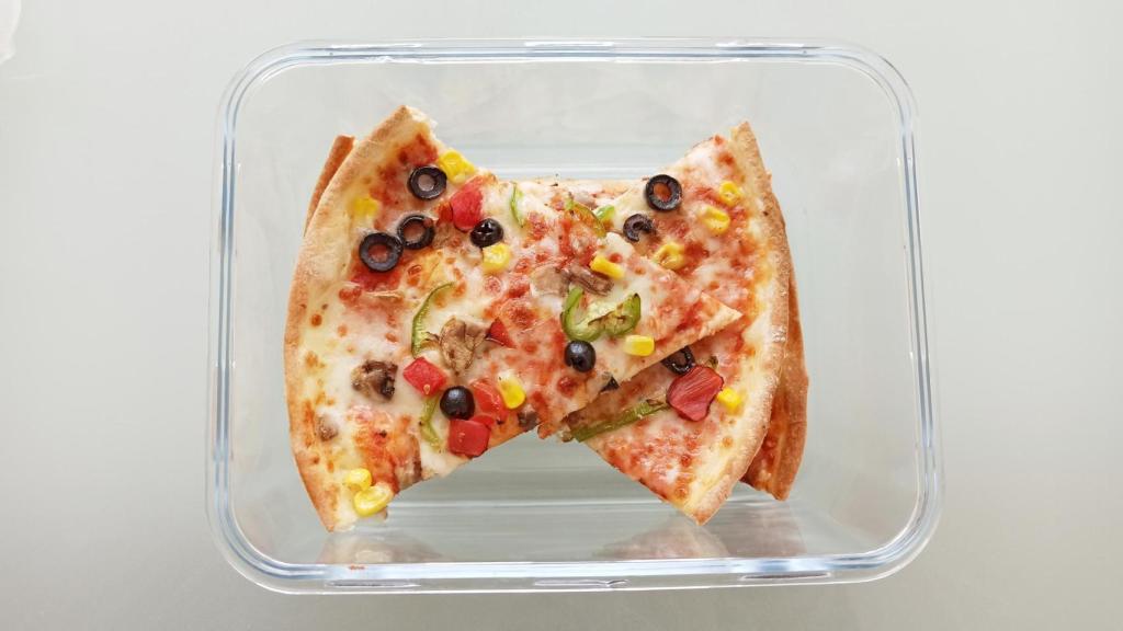 Una pizza en un tupper.