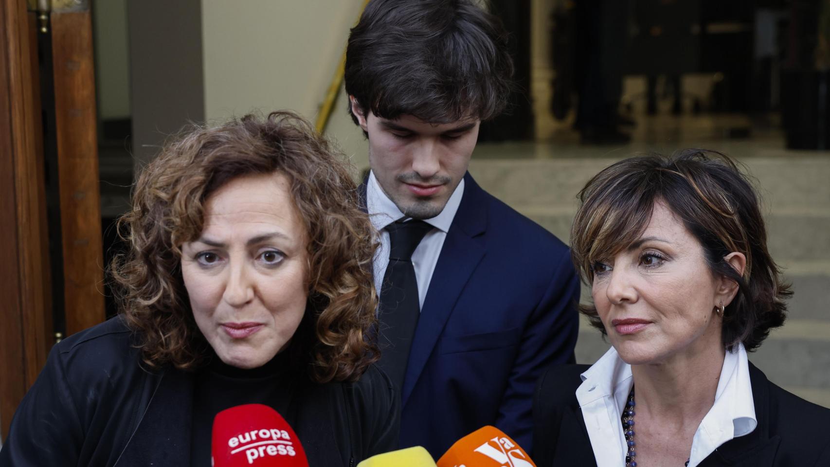 Sonsoles Ónega junto a sus hermanos, Cristina y Fernando, a las puertas de la Casa de Galicia de Madrid.