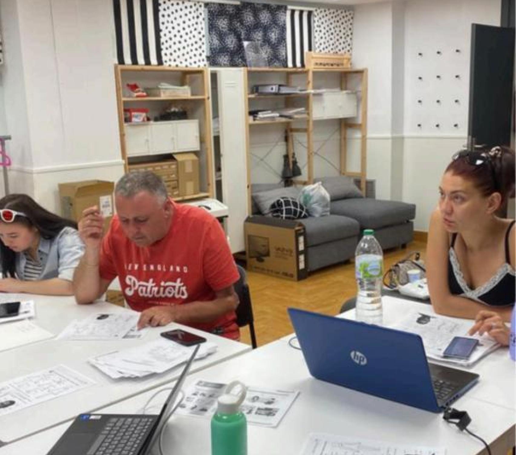Alumnos refugiados en una clase de AcogELE.