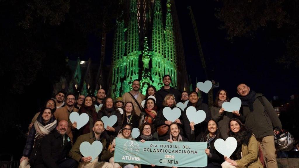 La Sagrada Familia iluminada de verde impulsado por ATUVIVI