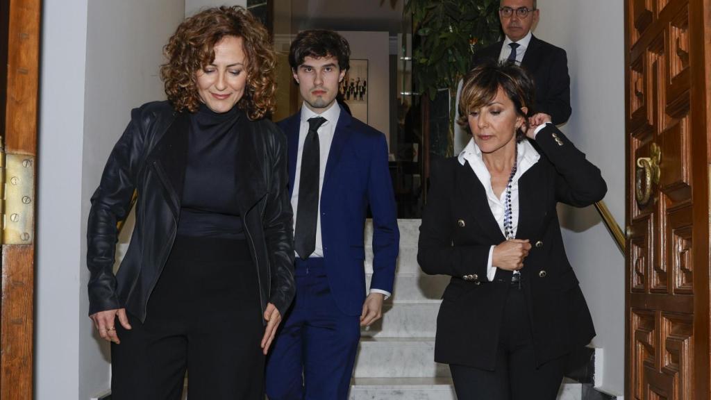 Los tres hermanos Ónega, a punto de dirigirse a la prensa.