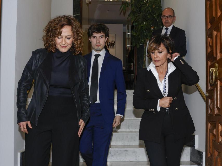Los tres hermanos Ónega, a punto de atender a la prensa.