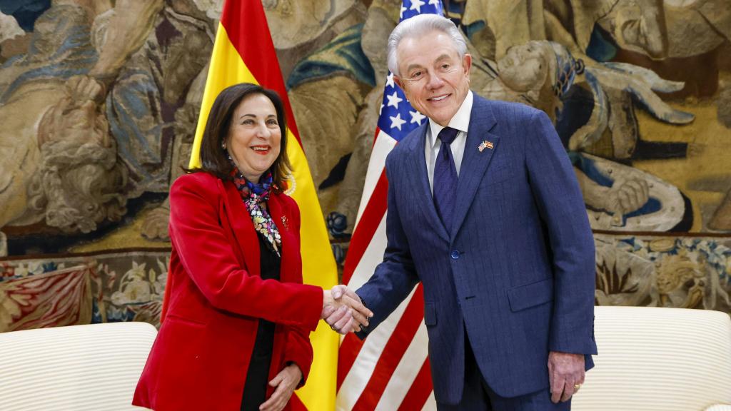 Margarita Robles junto al embajador de EEUU en España, Benjamín León.