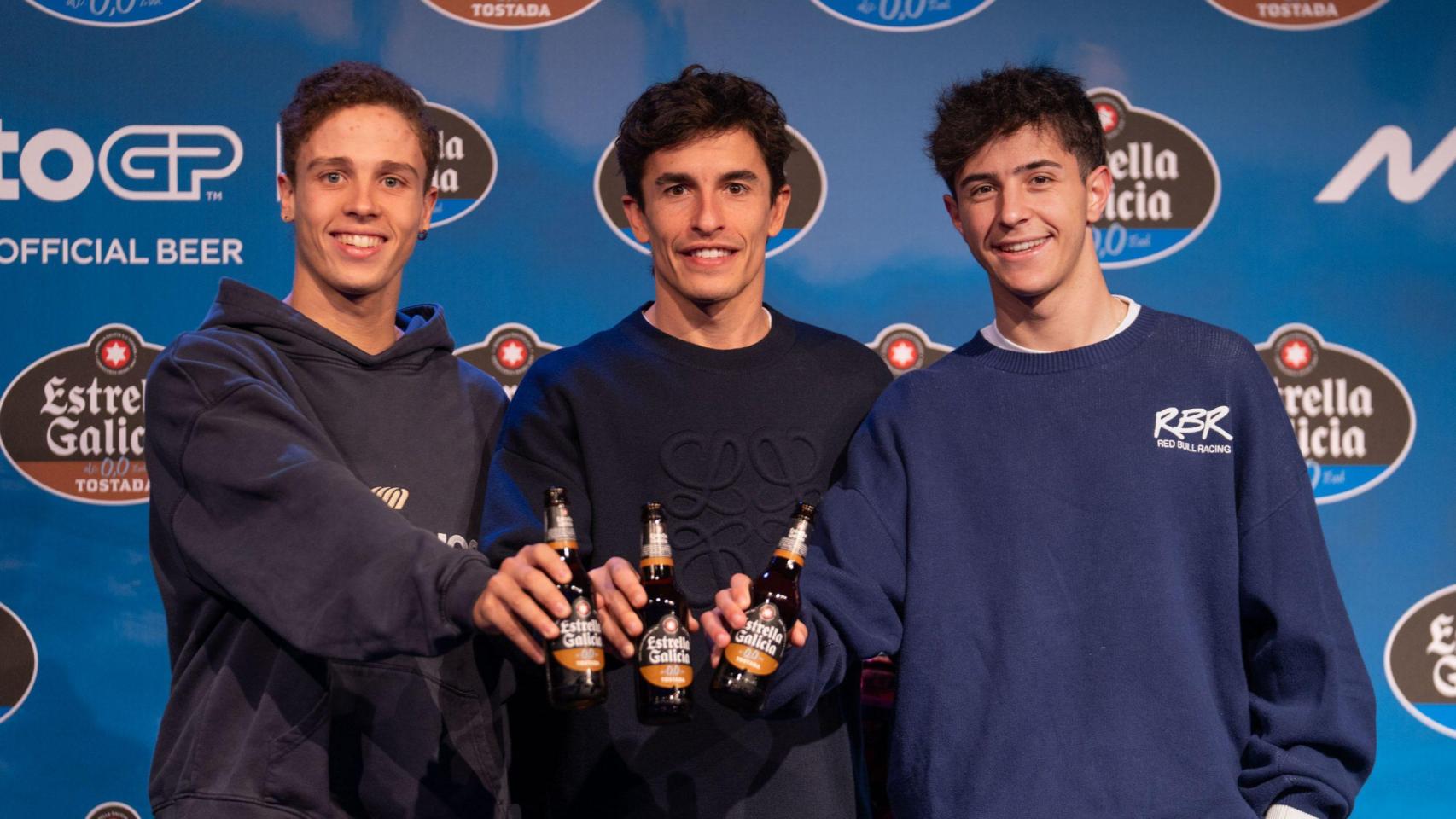 De izquierda a derecha; Diogo Moreira, Marc Márquez y José Antonio Rueda, en un evento de Estrella Galicia 0,0.