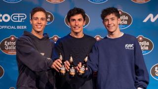De izquierda a derecha; Diogo Moreira, Marc Márquez y José Antonio Rueda, en un evento de Estrella Galicia 0,0.
