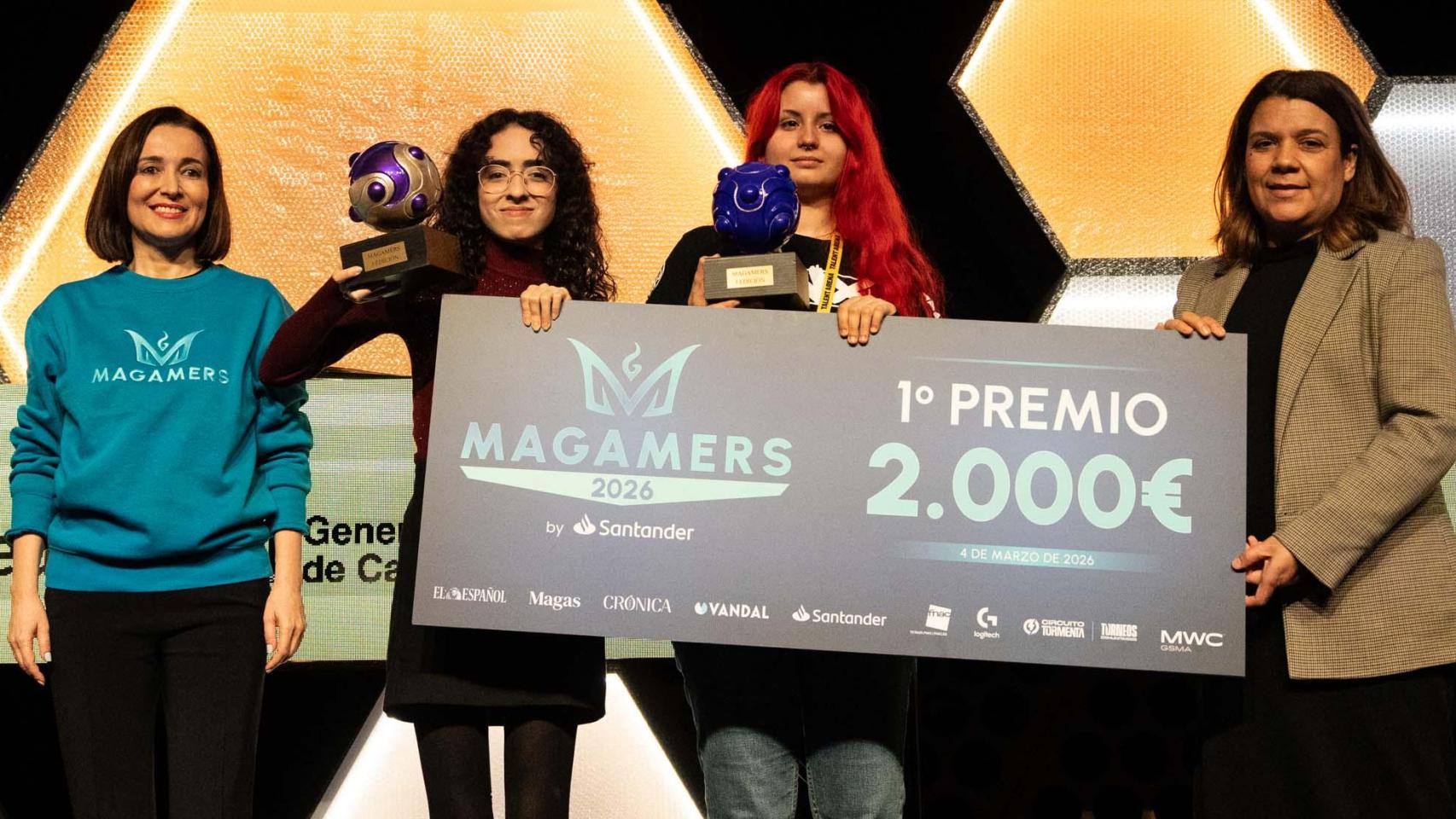 Cruz Sánchez de Lara, vicepresidenta ejecutiva de EL ESPAÑOL y editora de Magas y Lifestyle, y Laura Jiménez, directora de Grupo de Medios Global, con las ganadoras.