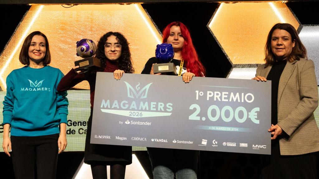 Cruz Sánchez de Lara, vicepresidenta ejecutiva de EL ESPAÑOL y editora de Magas y Lifestyle, y Laura Jiménez, directora de Grupo de Medios Global, con las ganadoras.