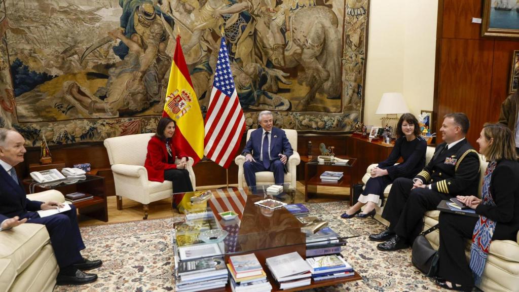 La ministra de Defensa, Margarita Robles, se reúne este miércoles con el embajador de Estados Unidos, Benjamín León.