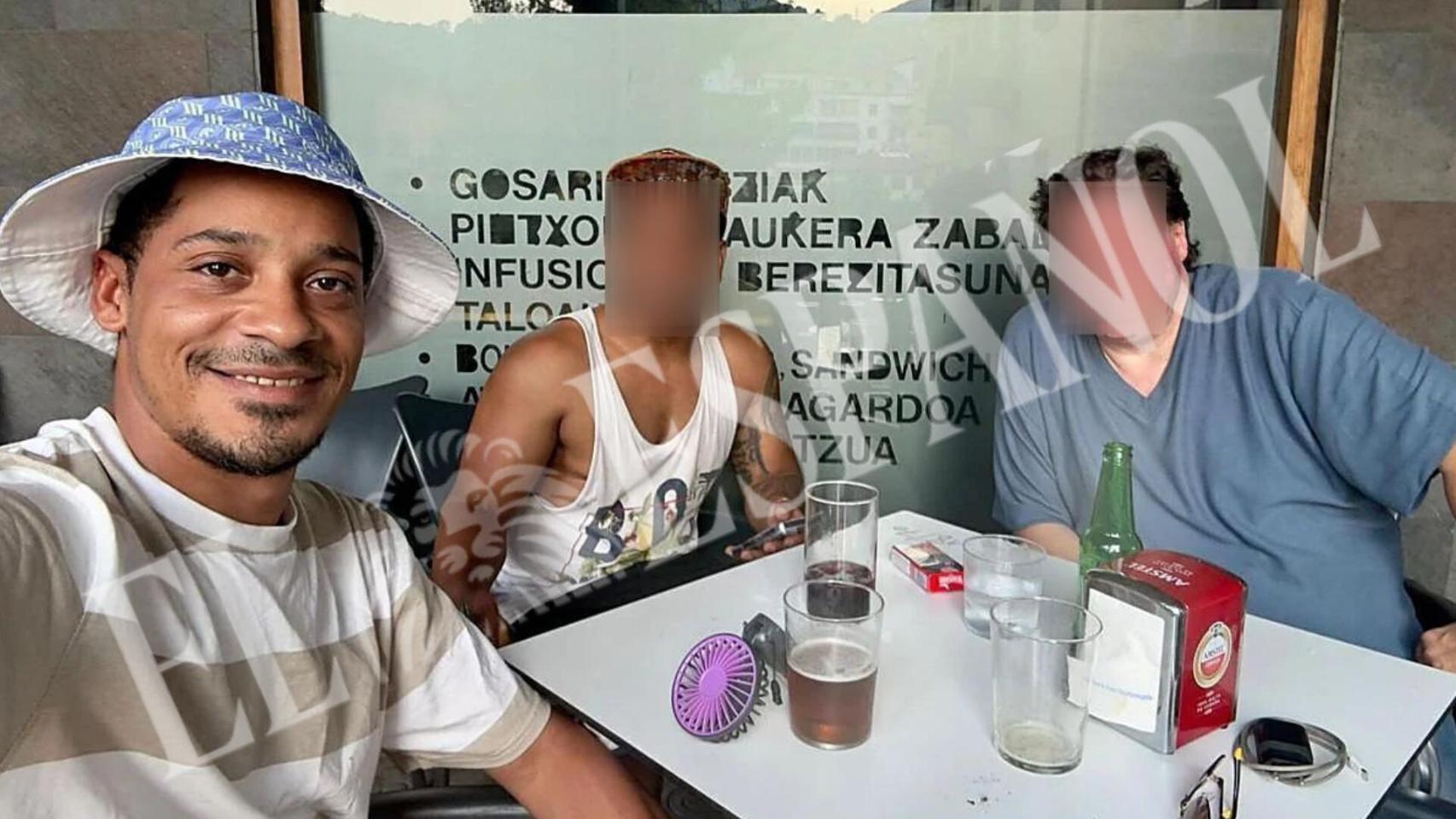 A la izquierda, Dalian Peña, el joven de 33 años natural de Tolosa cuyo cadáver ha aparecido descuartizado en su piso de Saint Denis (Francia); en el centro, Rubén Alves, su mejor amigo.