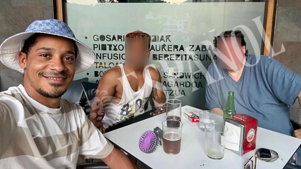 A la izquierda, Dalian Peña, el joven de 33 años natural de Tolosa cuyo cadáver ha aparecido descuartizado en su piso de Saint Denis (Francia); en el centro, Rubén Alves, su mejor amigo.