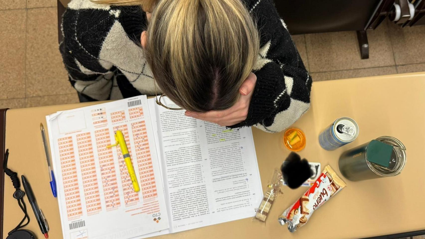 Alumna de la academia CTO en un simulacro de examen MIR.