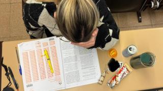 Alumna de la academia CTO en un simulacro de examen MIR.