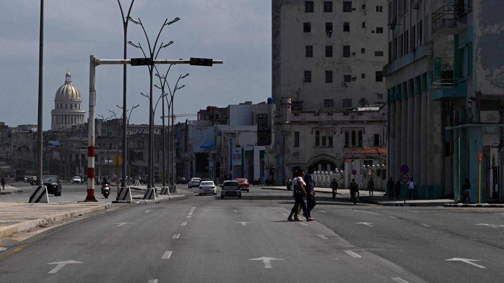 Una avenida de La Habana con los semáforos apagados durante el apagón masivo de este miércoles en la mayor parte del país.