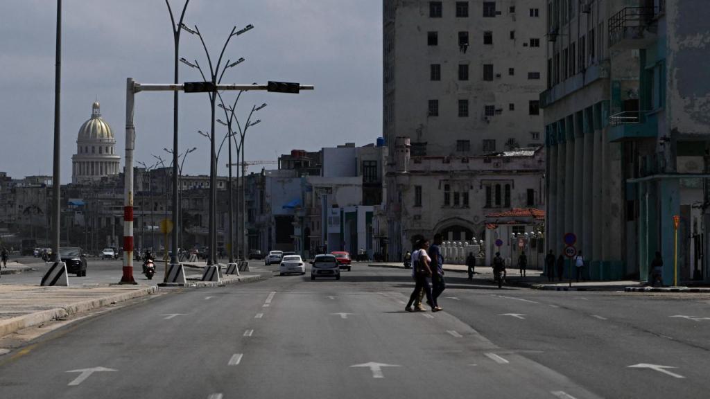 Una avenida de La Habana con los semáforos apagados durante el apagón masivo de este miércoles en la mayor parte del país.