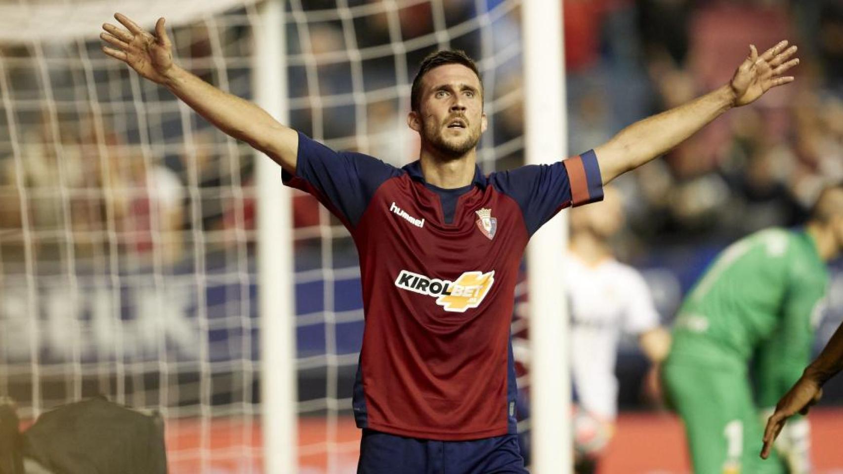 Oier Sanjurjo celebra un gol con Osasuna.