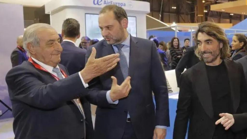 Juan José Hidalgo, José Luis Ábalos y Javier Hidalgo en FITUR el 23 de enero de 2020.