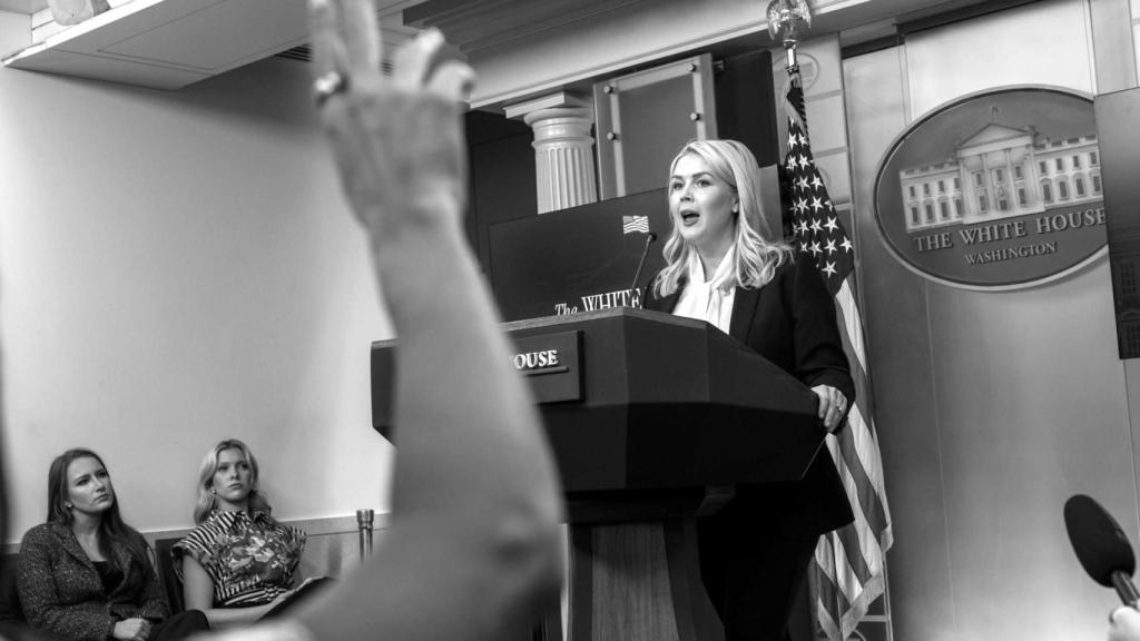 Karoline Leavitt, la secretaria de Prensa de la Casa Blanca, responde a los periodistas.