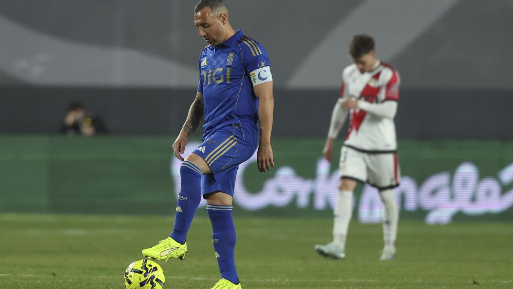 Santi Cazorla, cabizbajo, en el partido entre el Rayo y el Real Oviedo.