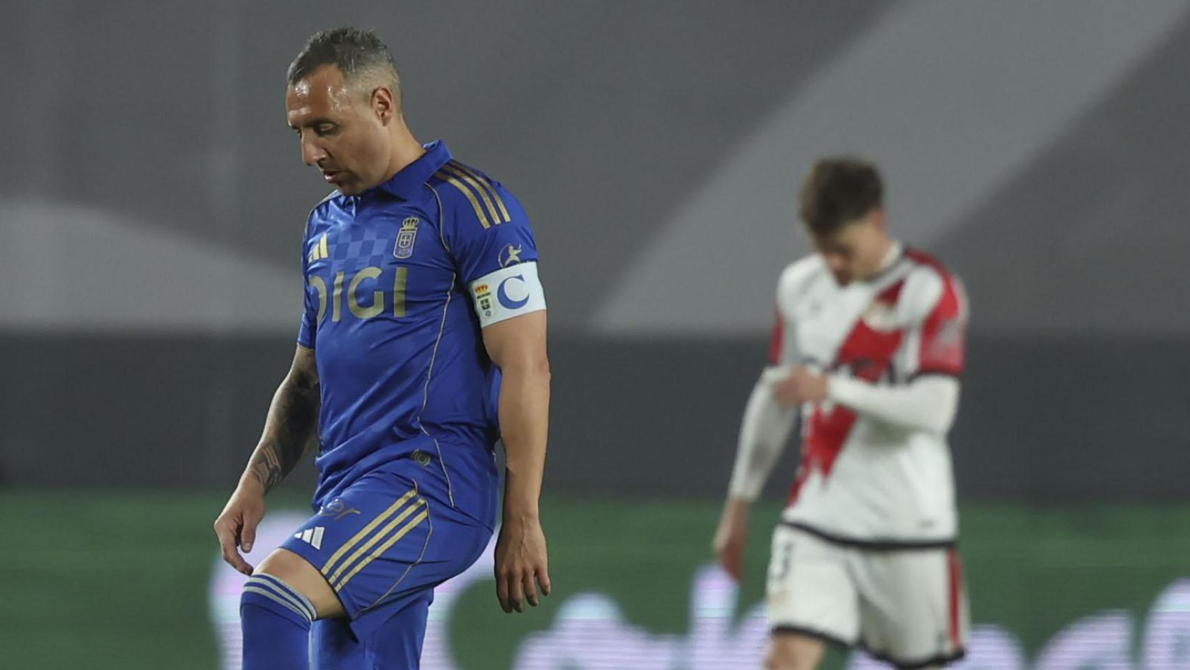 Santi Cazorla, cabizbajo, en el partido entre el Rayo y el Real Oviedo