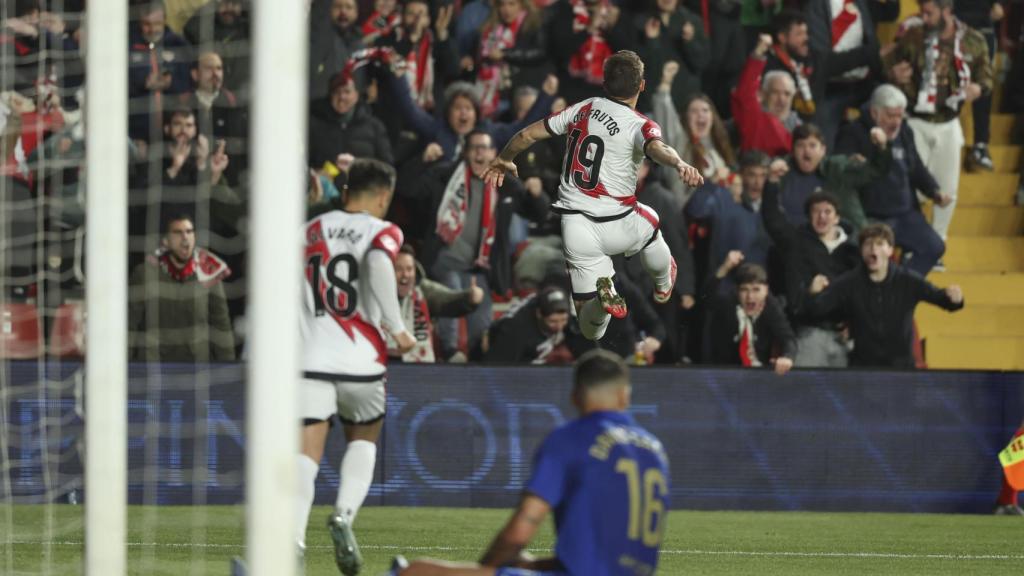 De Frutos acude a la grada de Vallecas para celebrar un gol.