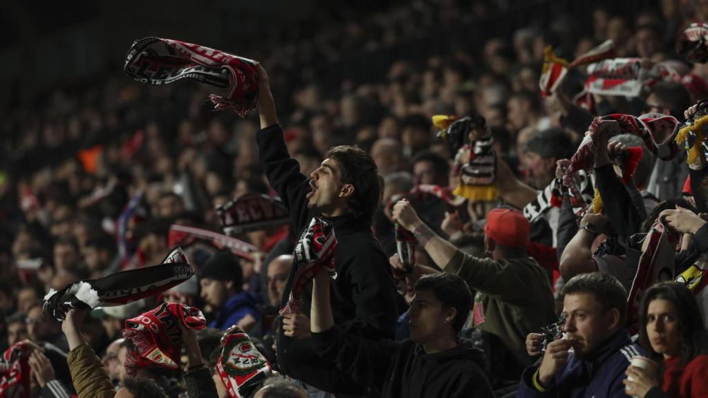 Aficionados del Rayo Vallecano, en la grada de Vallecas.