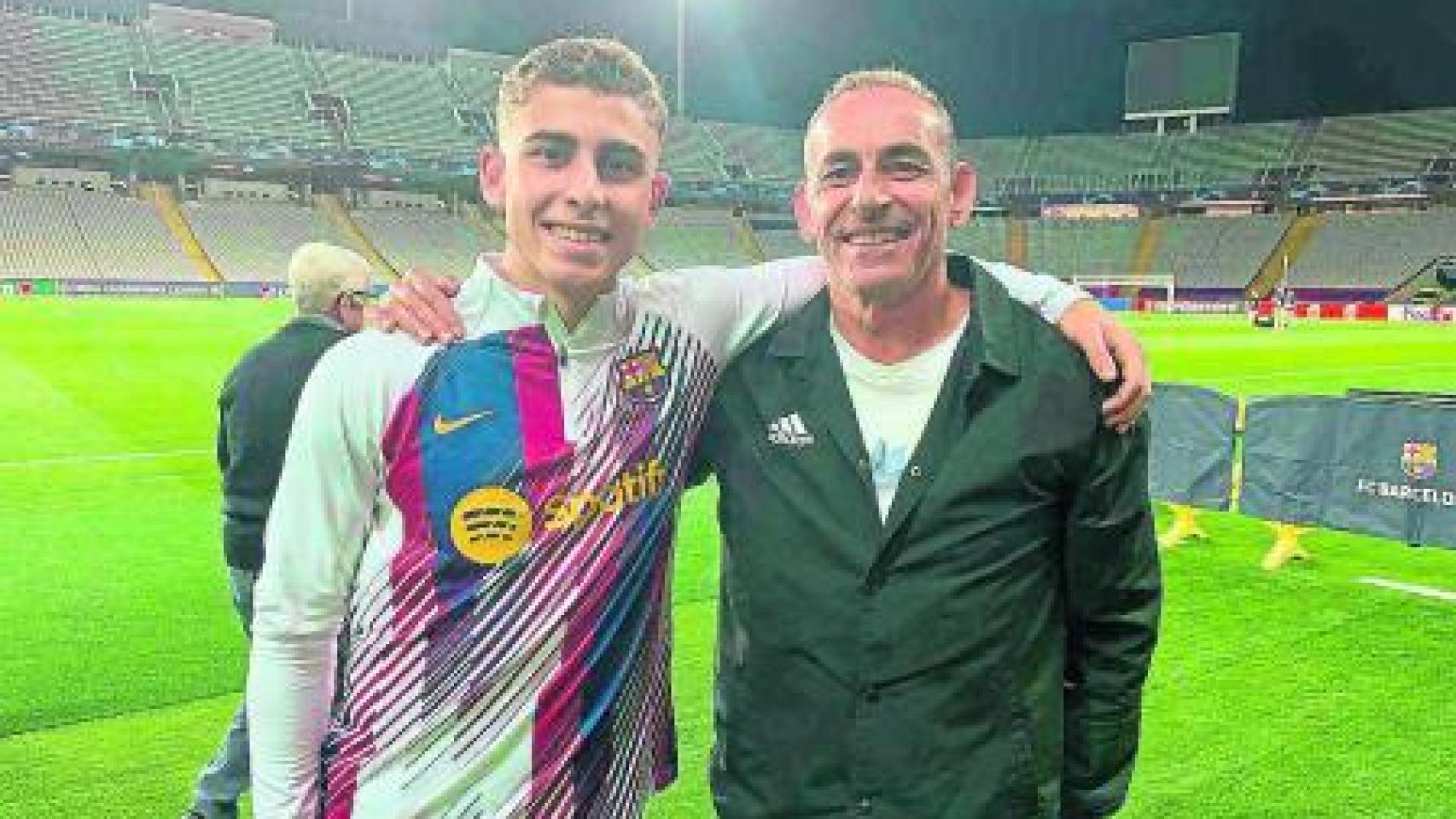 Fermín López, junto con su padre.