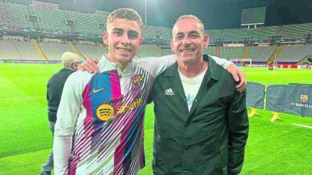 Fermín López, junto con su padre.