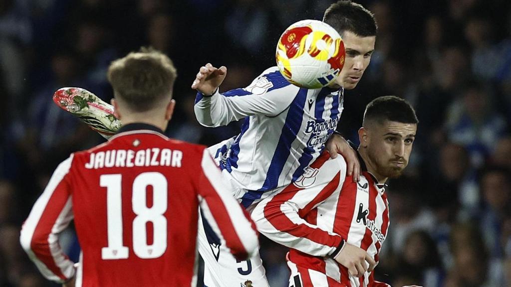 Zubeldia lucha por el balón con Sancet.
