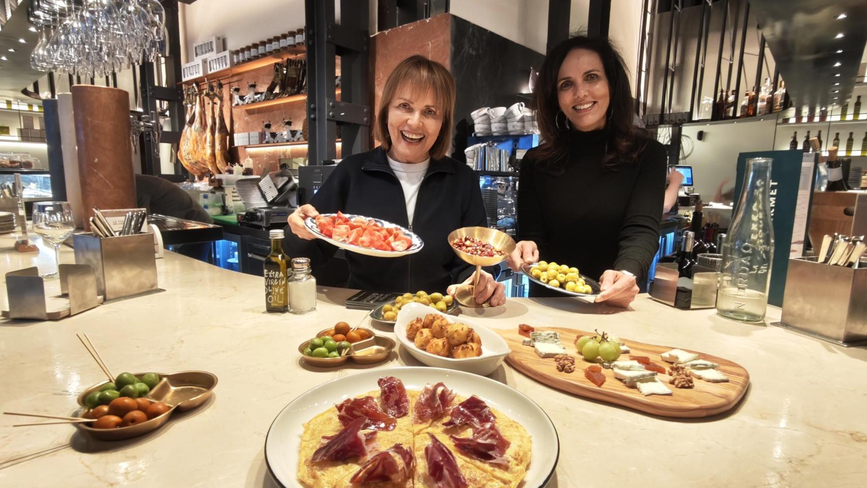 María José San Román y Geni Perramón, tras la nueva Barra del Gourmet este miércoles.