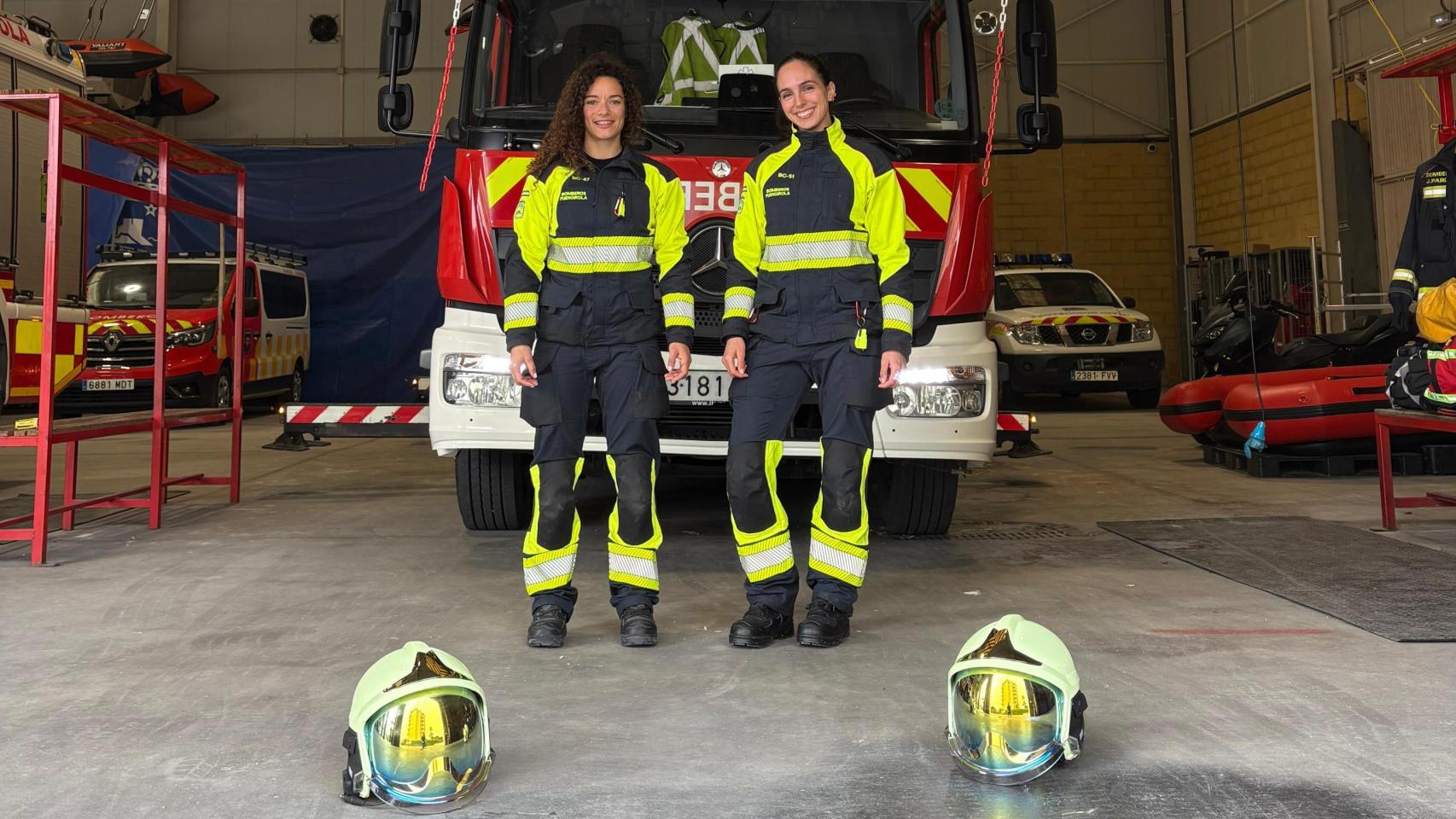Anaís y Lucía, las dos primeras bomberas de Fuengirola.