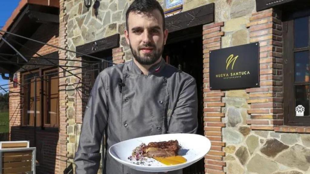 El chef del restaurante cántabro Nueva Santuca, Rubén Álvarez, posa para EFE con uno de sus platos