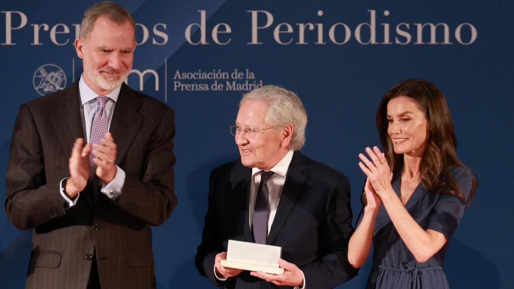 Los Reyes junto a Fernando Ónega en una entrega de galardones el pasado mayo.