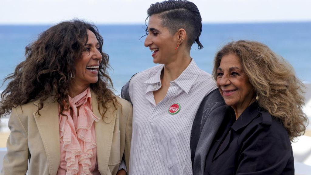 Alba Flores, en medio de sus tías Rosario y Lolita, en el Festival de San Sebastián 2025.