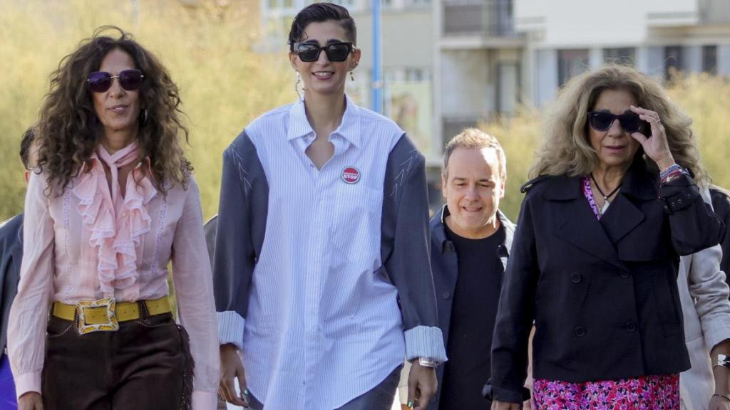 Alba Flores, rodeada de sus tías en el estreno del documental de su padre.