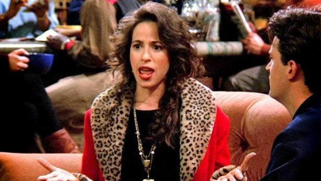 Escena de 'Friends' con Janice y su novio, Chandler.